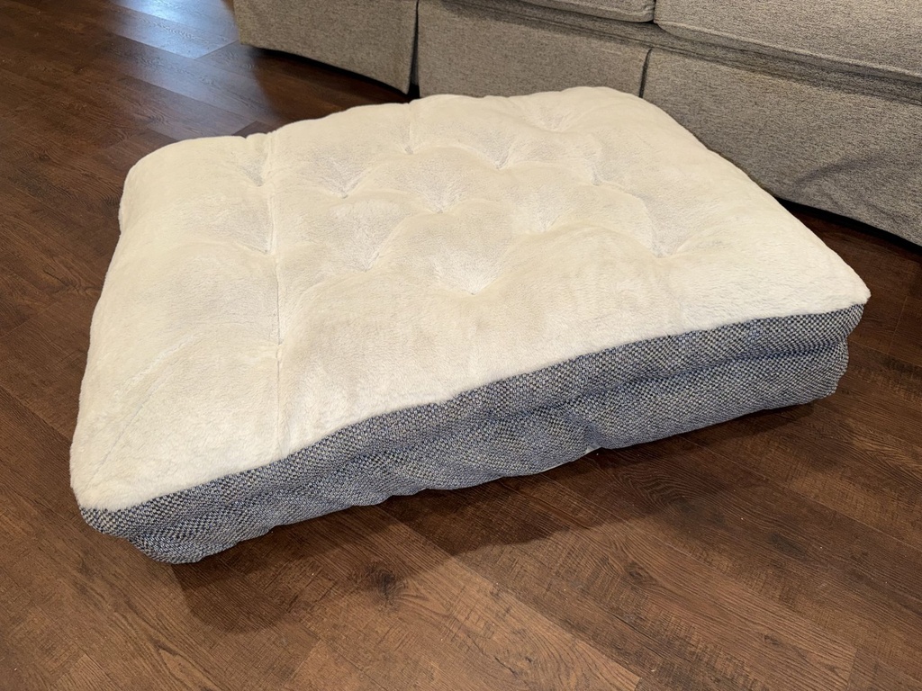 Kirkland Signature Gusseted Pillow Top Pet Bed 42" x 32" — Ivory
